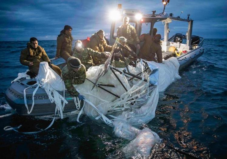 La marina estadounidense recupera los restos del globo espía chino.