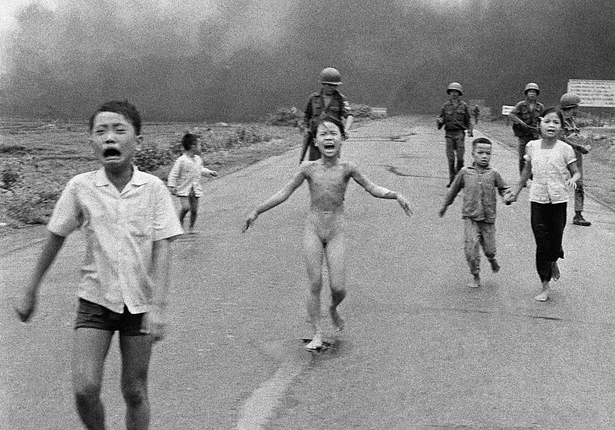 Kim Phuc vietnamdar neskatoaren irudi ospetsua, bere jaioterrian napalmarekin egindako bonbardaketa baten ondoren bere azala erreta zuela korrika agertzen zela, beste haur batzuez inguratuta