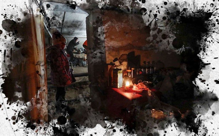 Imagen - Una niña atrapada junto con sus familiares en un refugio subterránteo de Mariúpol, sobrevive a la luz de las velas.