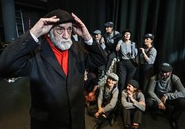 Ramón Barea con el resto del elenco: Aitor Fernandino, Arnatz Puertas, Alfonso Torregrosa, Olatz Ganboa, Itziar Lazkano, Leire Ormazabal, Ione Irazabal, Sandra Martín y Diego Pérez.