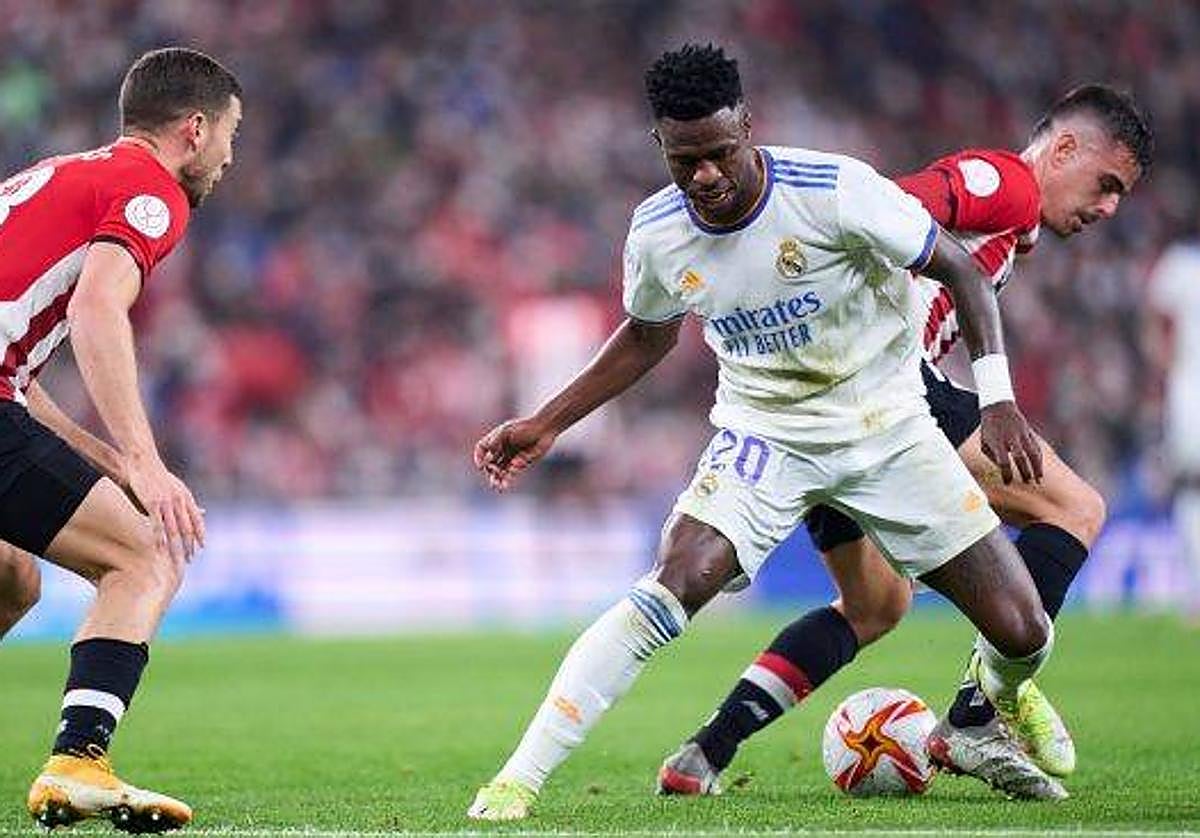 Dani García trata de arrebatar el balón a Vinicius en un duelo de la pasada temporada.