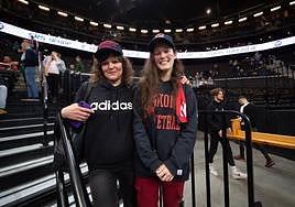 Dos seguidoras bálticas en el Zalgirio Arena con la gorra del Baskonia
