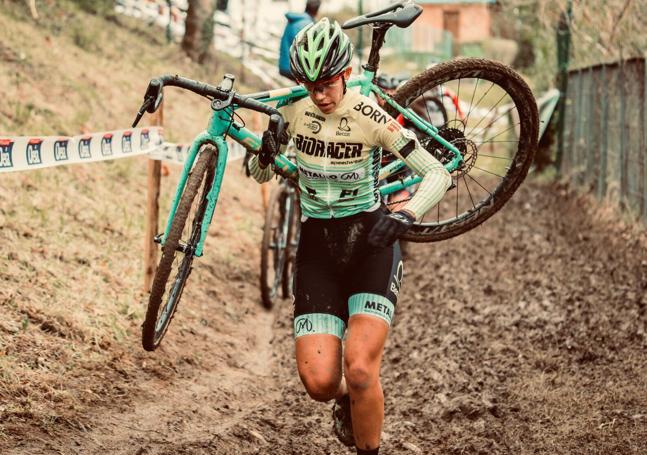 Estela Domínguez en una prueba de ciclo-cross luciendo el maillot del equipo Elkar Kirolak, en el que estuvo dos años, antes de fichar por el Sopela Women's Team. Ha muerto sin poder disputar su primera carrera con el equipo de Sopela.