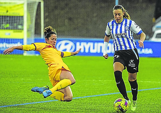 Marta Torrejón trata de robarle el esférico a Carla Morera durante el partido en Ibaia. /