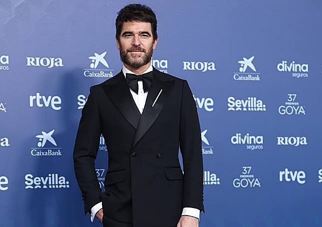 El actor Alfonso Bassave, con traje de Lander Urquijo.