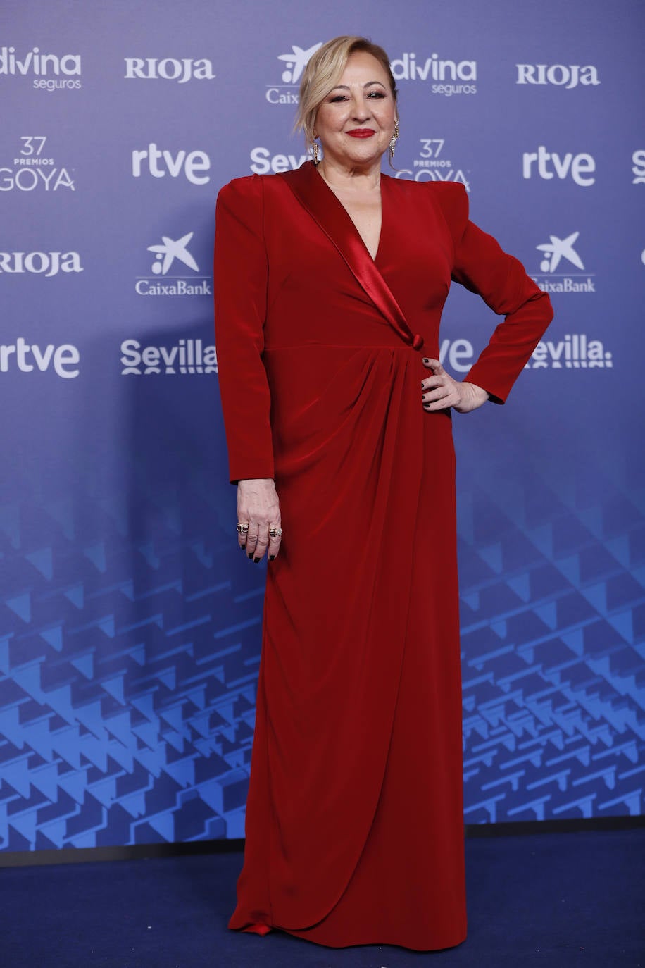 Carmen Machi posó muy favorecida con este vestido rojo de Vicky Martín Berrocal.