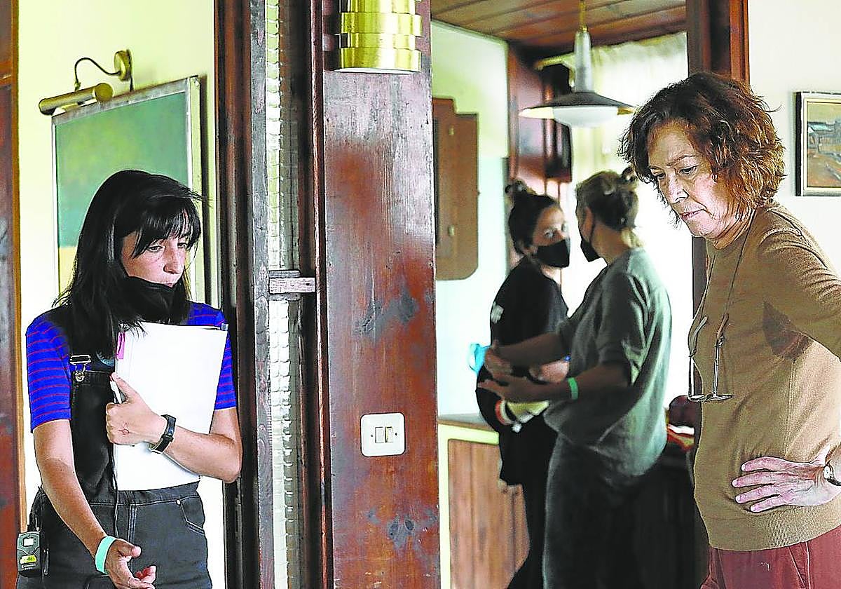 Alauda Ruiz de Azúa dirige a Susi Sánchez en el rodaje en Bakio de 'Cinco lobitos'