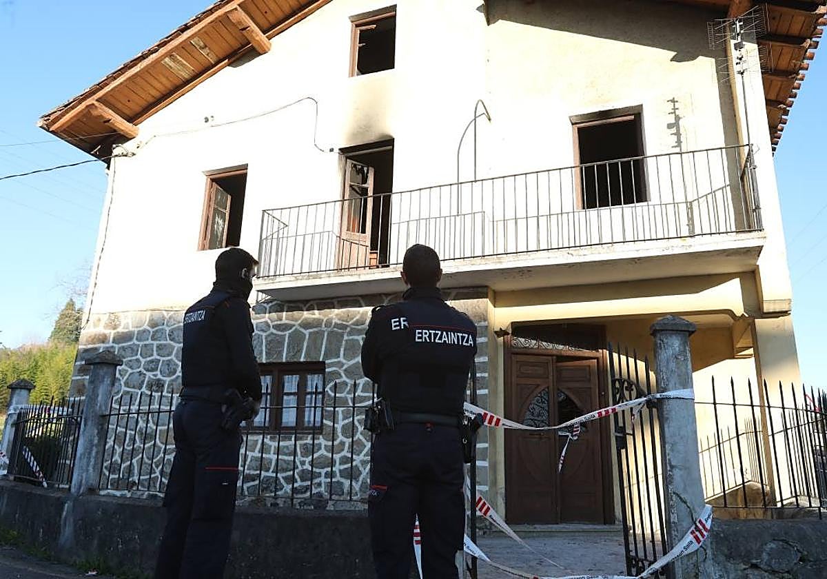 Dos agentes de la Ertzaintza en el lugar de los hechos