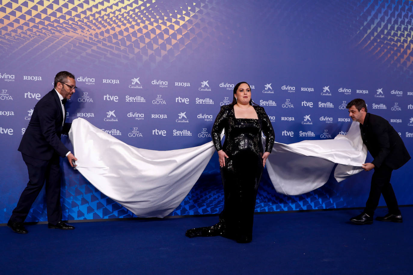 Laura Galán, protagonista de 'Cerdita', se ha decantado por un diseño a medida confeccionado por Johanna Calderón. Un vestido negro de lentejuelas con una gran cola blanca inspirado en la 'Dolce Vita'.