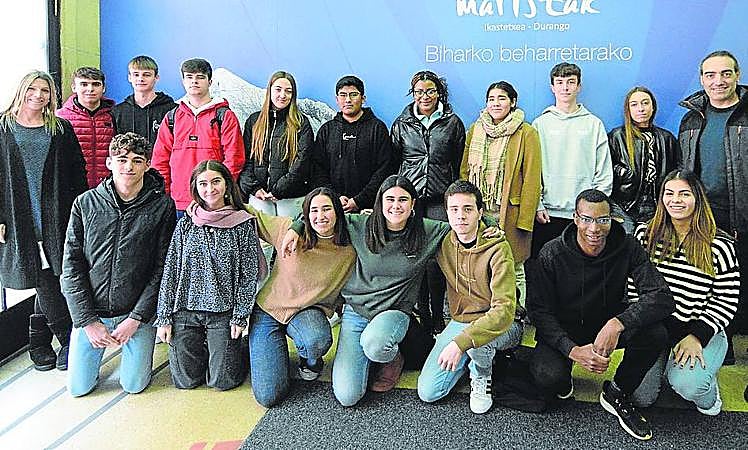 San Jose Maristak - Ayto. Durango. Los alumnos junto al teniente alcalde, Julián Ríos.
