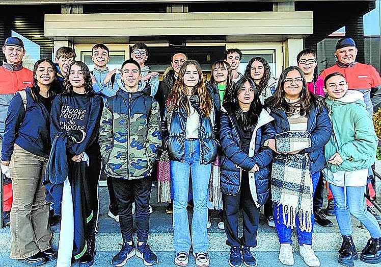 Instituto Urbi - Bridgestone. Los estudiantes de Urbi en la visita a la sede de Bridgestone.