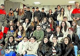 Colegio Basauri - Bridgestone. Los grupos representantes de la cooperativa de enseñanza junto a sus profesores y mentores de Bridgestone.