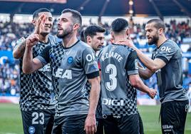 Asier Villalibre celebra el gol que marcó al Zaragoza, tercero con la camiseta albiazul.