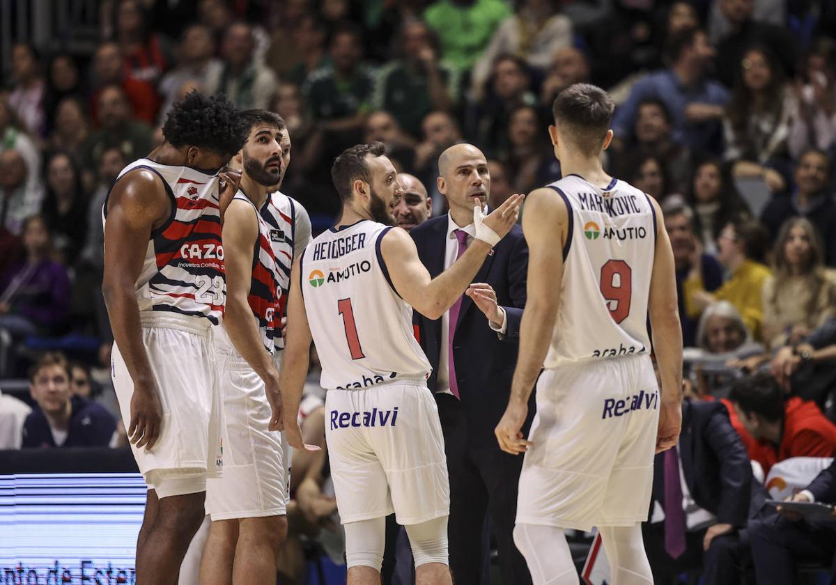 Peñarroya dialoga junto a varios jugadores del Baskonia durante un tiempo muerto del partido.