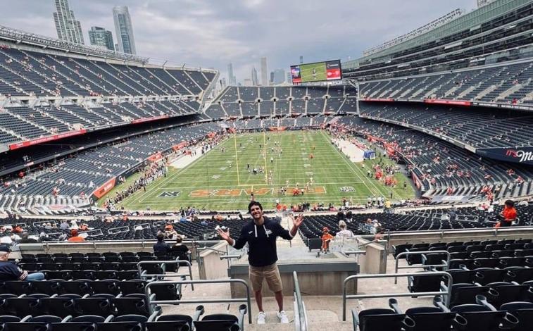 Imagen principal - Arriba, en el campo de los Chicago Bears; debajo, en la Super Bowl celebrada en Miami; y a la derecha, en la final del año pasado en Los Ángeles.