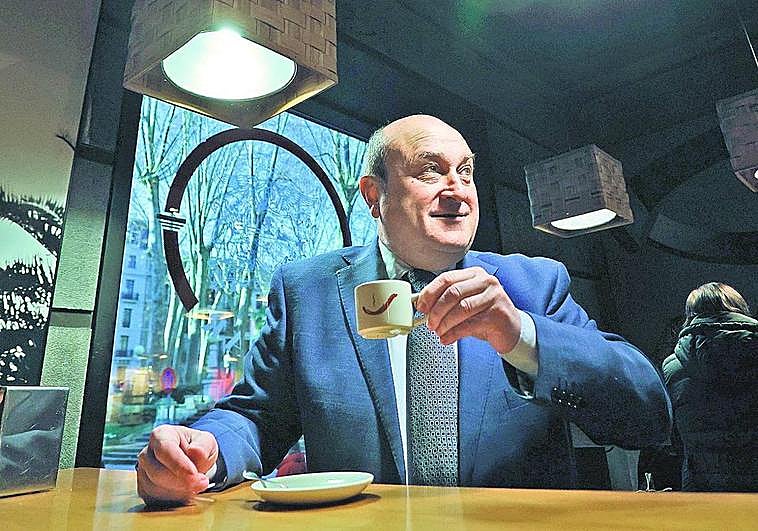 Andoni Ortuzar toma un café al término de la entrevista, celebrada en Bilbao a finales de semana.