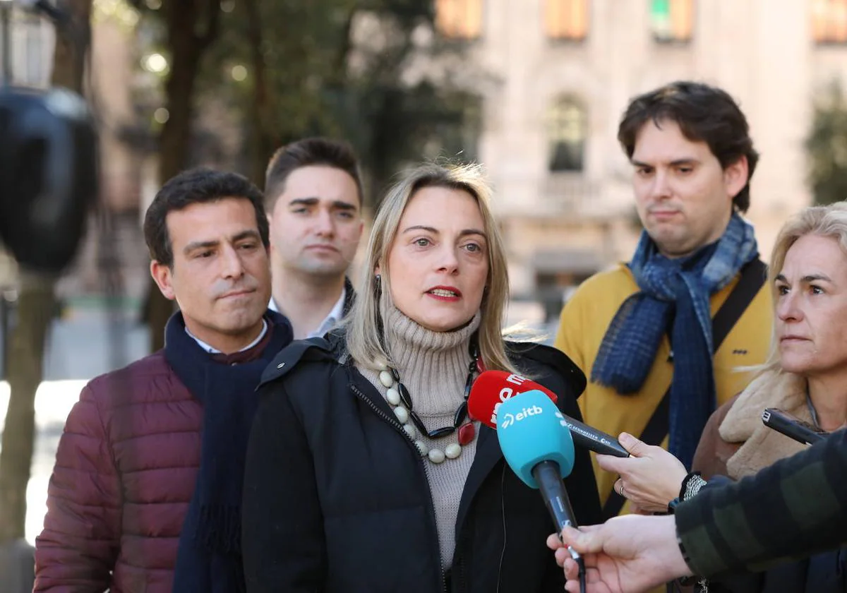 La concejala del PP, Raquel Sánchez, atiende a los medios en el centro de Bilbao