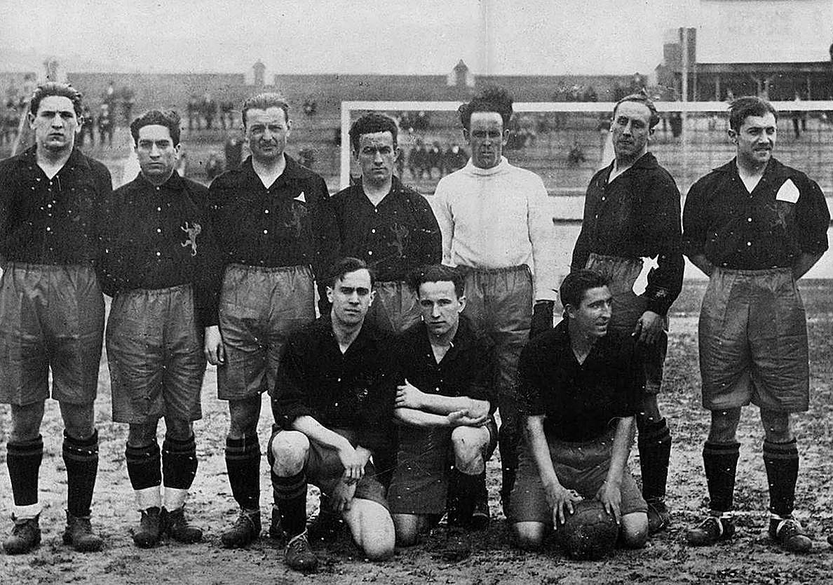 Pedro Vallana, tercero en la fila de arriba, y José Mari Yermo, sexto, junto al portero Jauregui, también del Arenas, en el primer partido de los Juegos de Ámsterdam, frente a México (7-1), el 30 de mayo de 1928