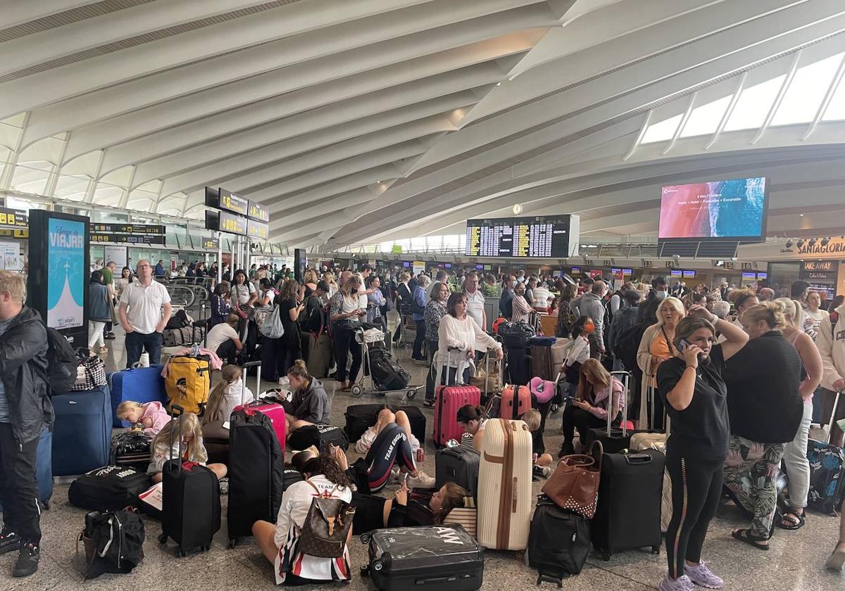 Pasajeros aguardan el momento de facturar su maleta durante el pasado verano en Loiu