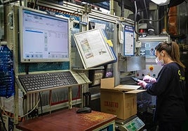 Una mujer trabaja en una de las cooperativas más importantes de Lea Artibai