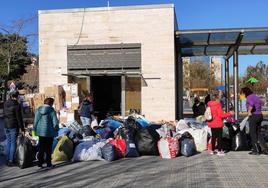 Cientos de bolsas se acumulan en el almacén de la DYA en Santurtzi