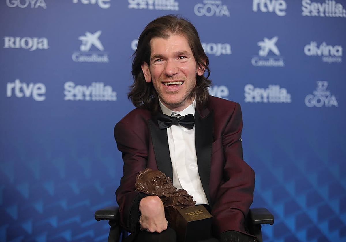 El ganador a Mejor Actor Revelación, Telmo Irureta, posa con su premio