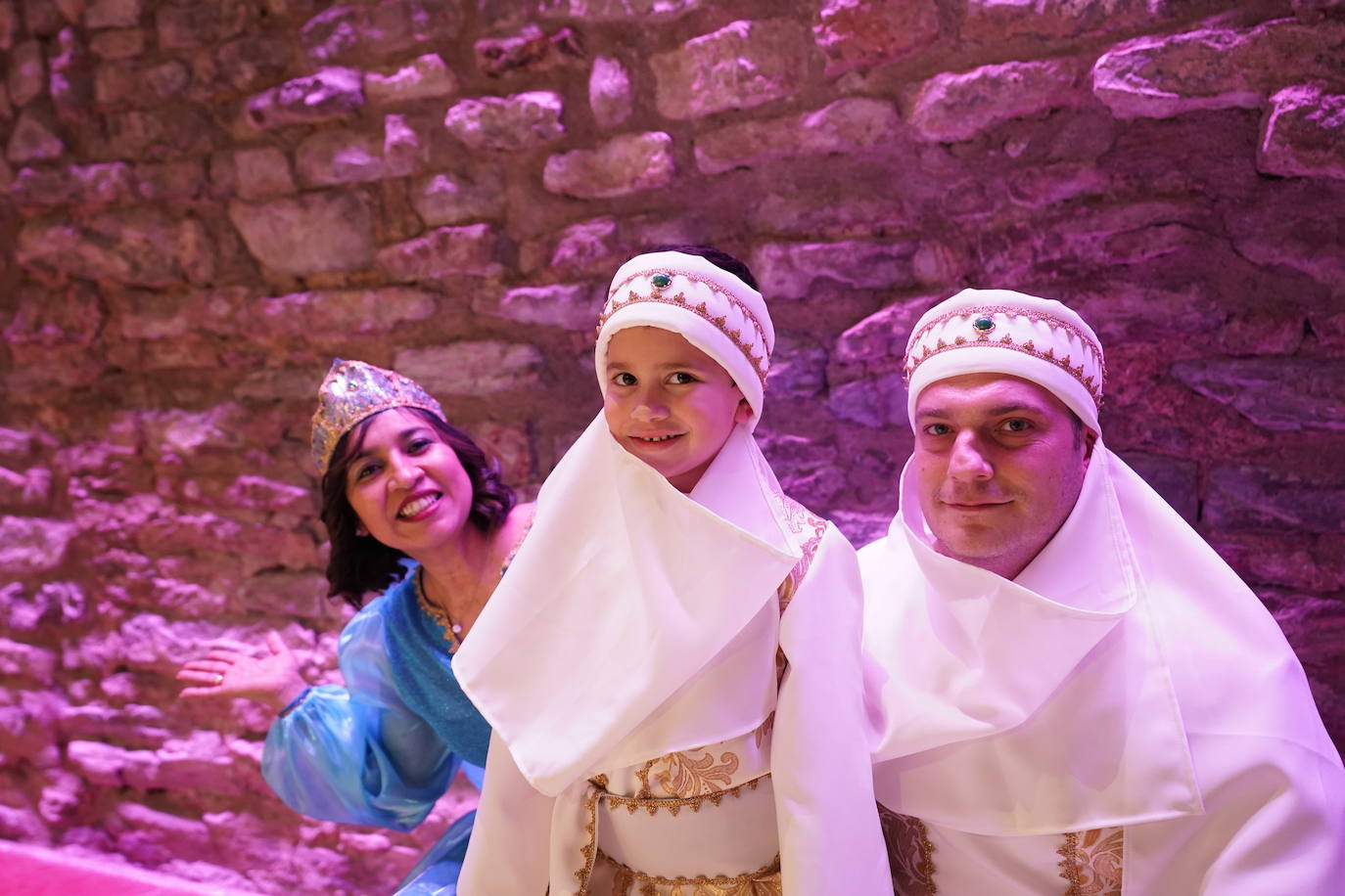 Mariana Maradiaga, Ian López de Armentia y Jon López de Armentia (del Ampa del Colegio Sagrado Corazón) compartirán su mundo ideal al meterse en la piel de Aladdin.