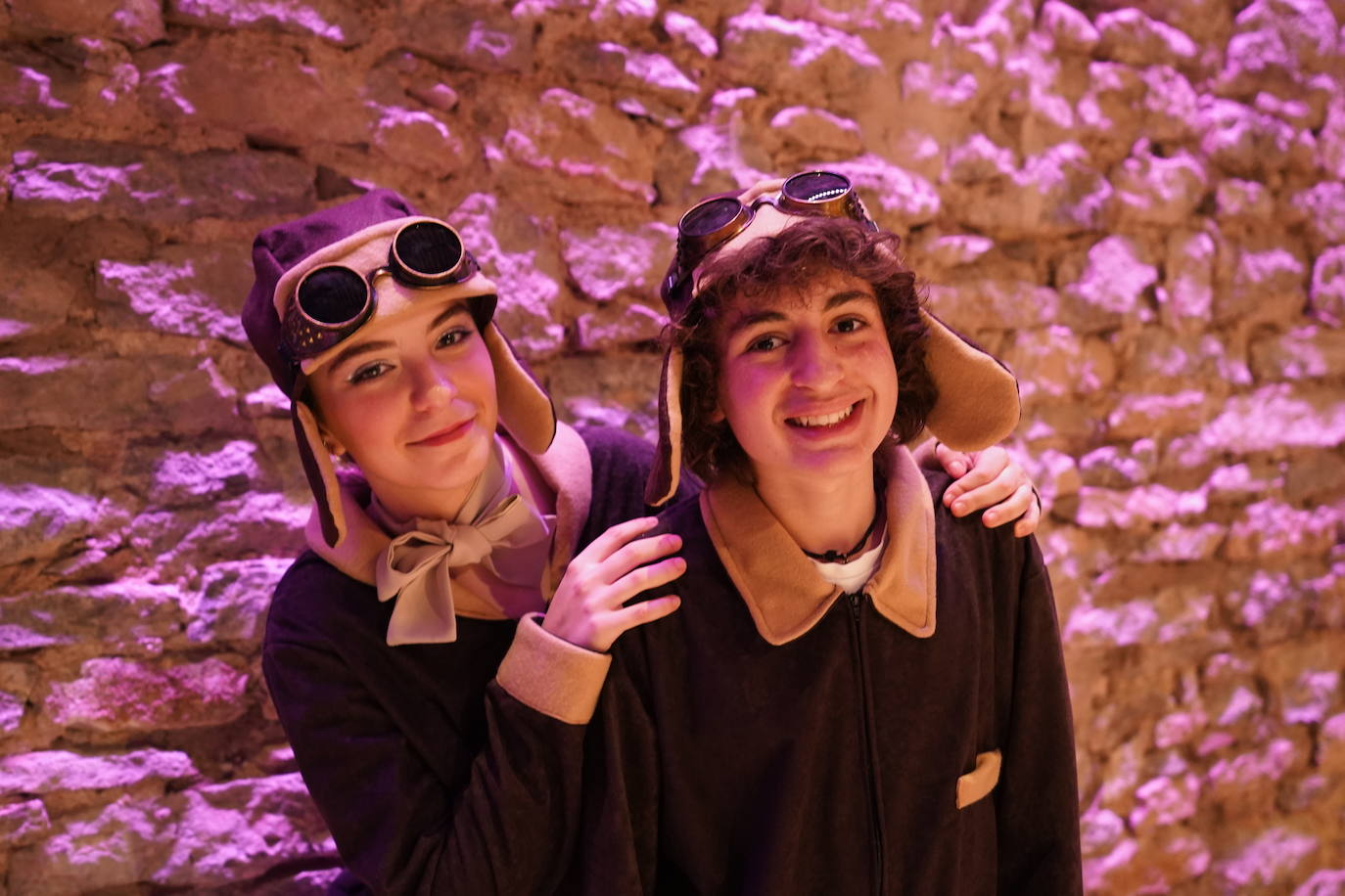 Ainhoa Varela y Alejandro Arceredillo surcarán el cielo vestidos de aviadores junto con el Ampa del Colegio Vera Cruz. 