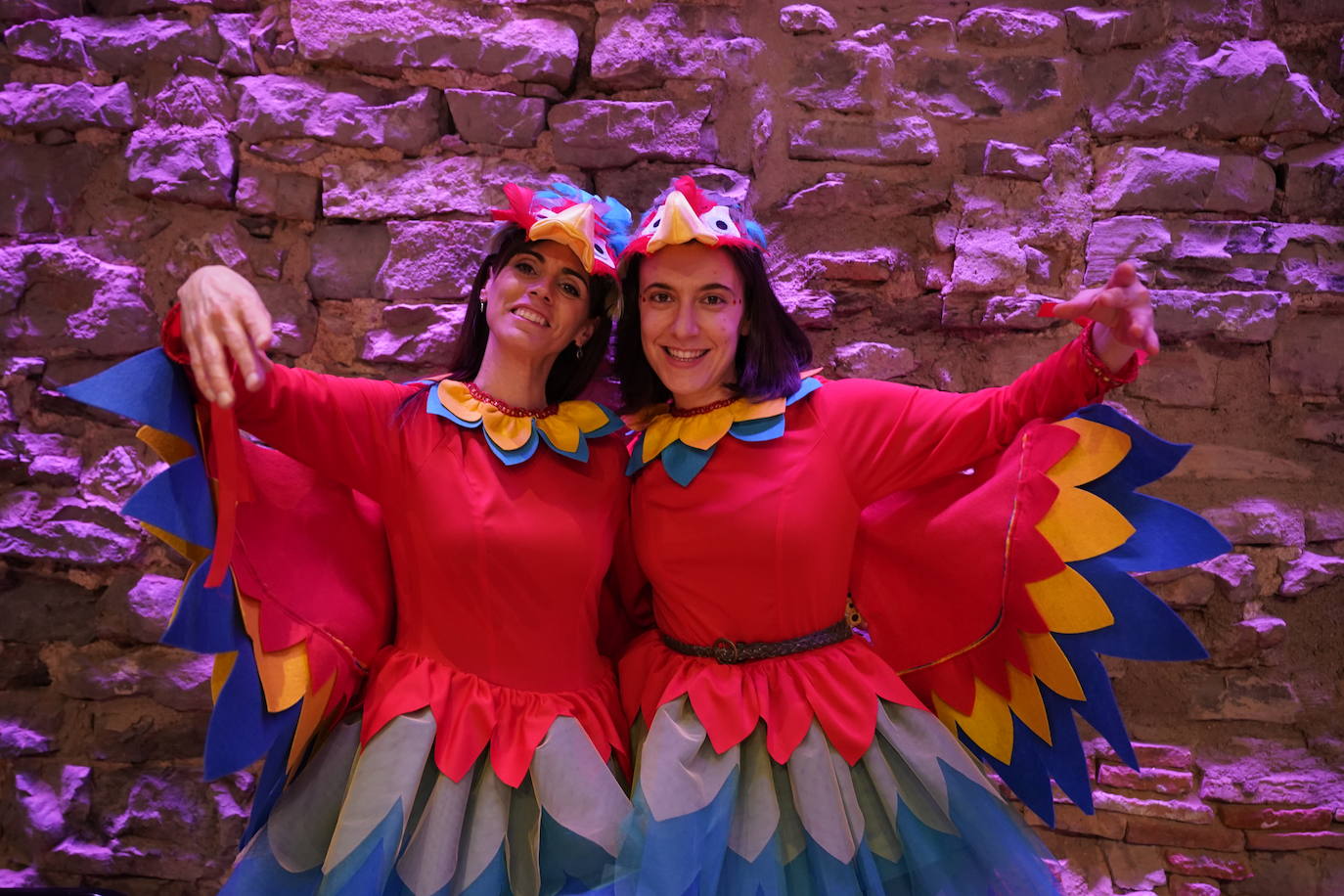 Marta Ibisate y Leyre Barroso se vestirán de loros con la Asociación de Teatro Carpe Diem para aportar color y ruido a la ciudad. El bullicio y la diversión está asegurada con estas aves. 