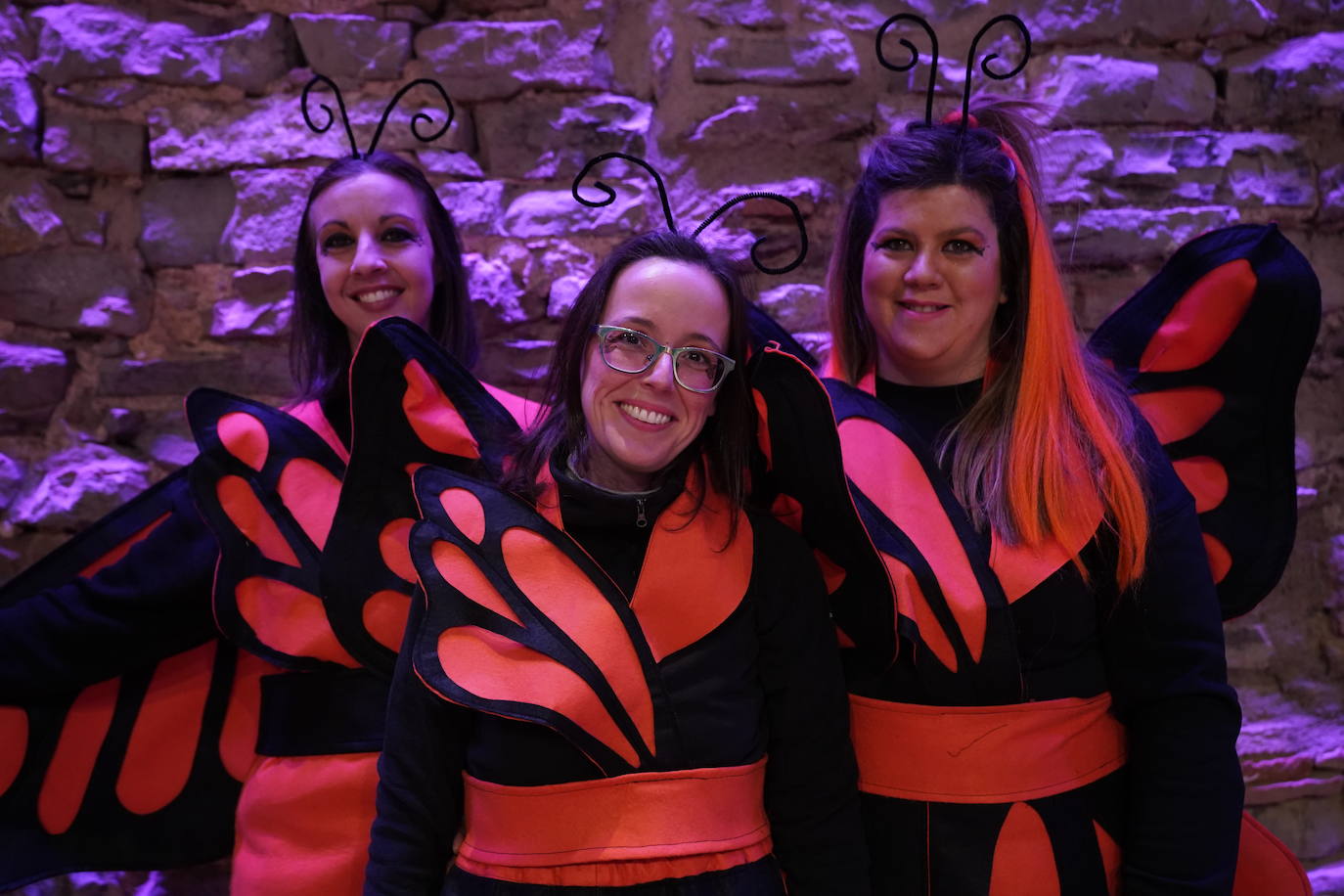 Las mariposas Sonia Pérez, Jaione Frías y Susana Cadierno han escogido el disfraz de mariposa para representar la libertad de volver a celebrar el Carnaval tras la pandemia.