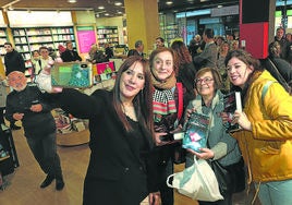 Dolores Redondo, haciéndose un selfie con tres lectoras que le han insistido: «No dejes nunca de escribir, por favor»