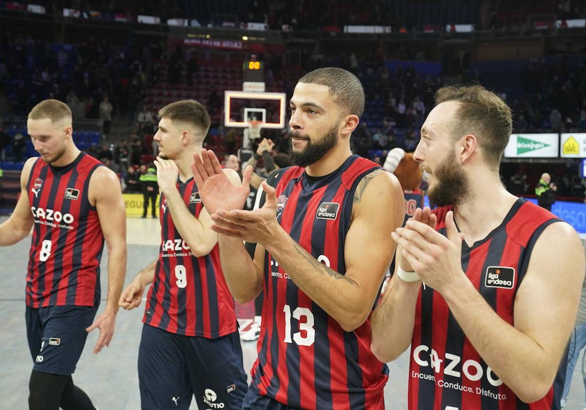 Los jugadores del Baskonia agradecen el apoyo del público en un partido reciente