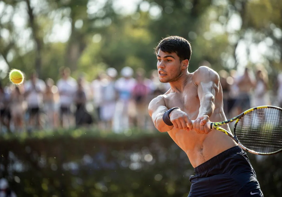 Alcaraz entrena sin camiseta en Buenos Aires para luchar contra la elevada temperatura