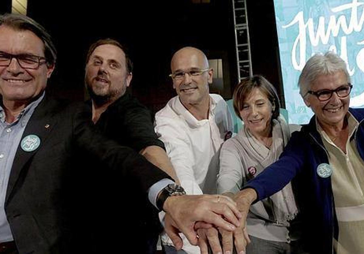 Artur Mas, Oriol Junqueras, Raúl Romeva, Carme Forcadell y Muriel Casals, durante el acto de inicio de campaña.