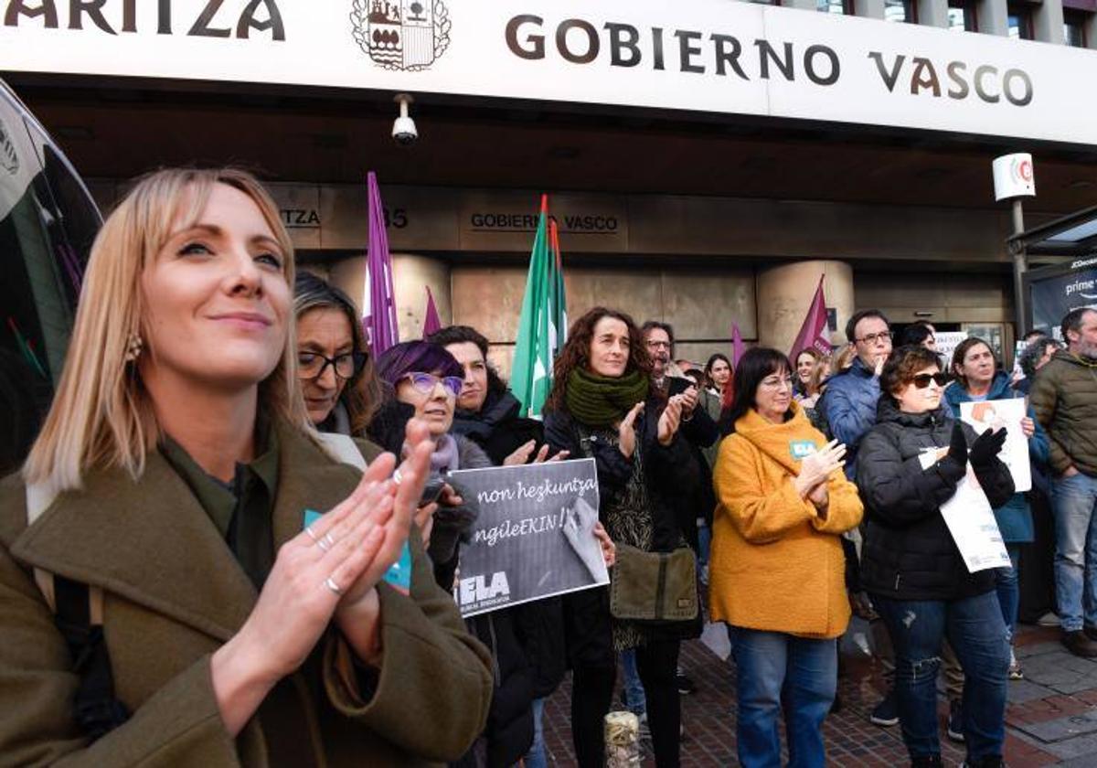 Los representantes de ELA se han concentrado frente a la sede del Gobierno vasco en la Gran Vía de Bilbao