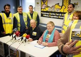 Vecinos, esta mañana en el centro cívico de Rekalde