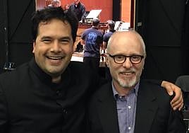 El director Robert Treviño (izda), junto a Ramón Lazkano. E. O.