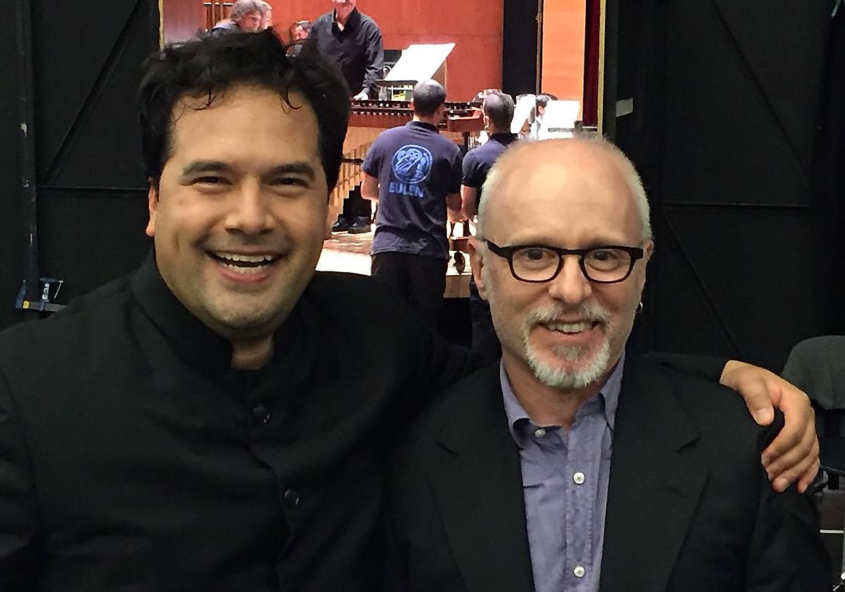 El director Robert Treviño (izda), junto a Ramón Lazkano. E. O.