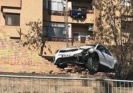 Un coche se queda suspendido en el aire en Tudela tras quedarse dormido el conductor