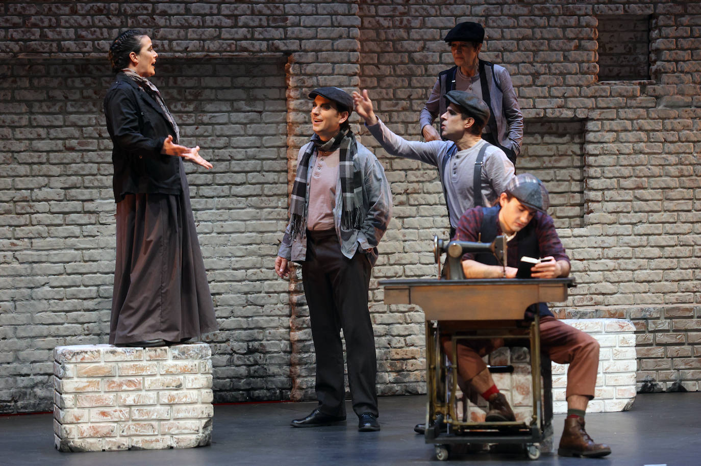 Parte del elenco de la obra, durante el pase gráfico que ofrecieron en el Arriaga previo al estreno, este viernes.