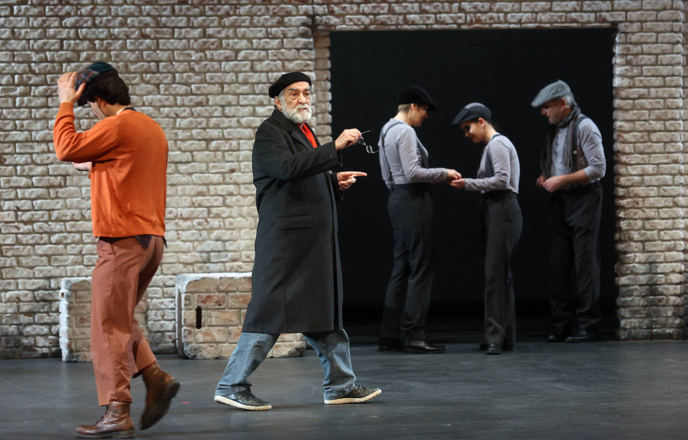 Ramón Barea, que encarna a Pío Baroja, también es el director de la obra,