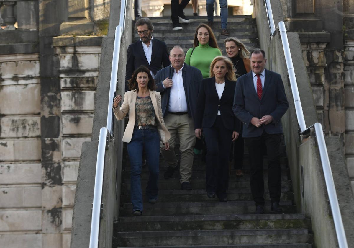 Esther Martínez, en el centro, entre Miguel Tellado y Carlos Iturgaiz. LUIS ANGEL GÓMEZ