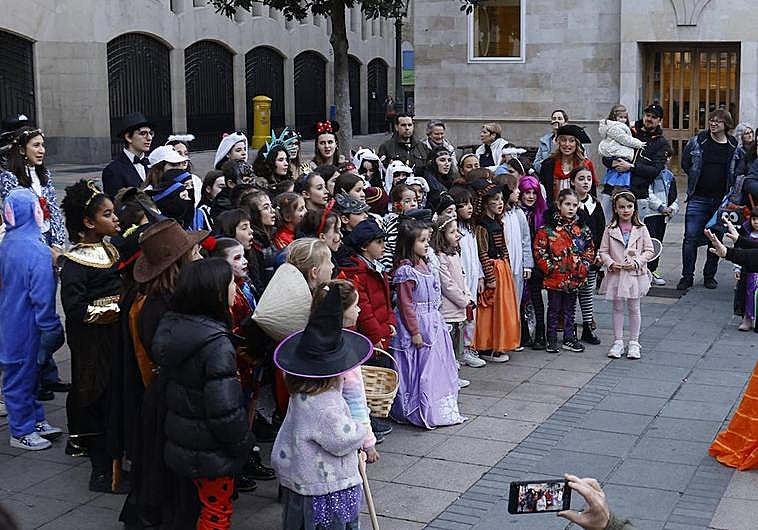 Los coros del Jueves de Lardero encienden la mecha del Carnaval de Vitoria