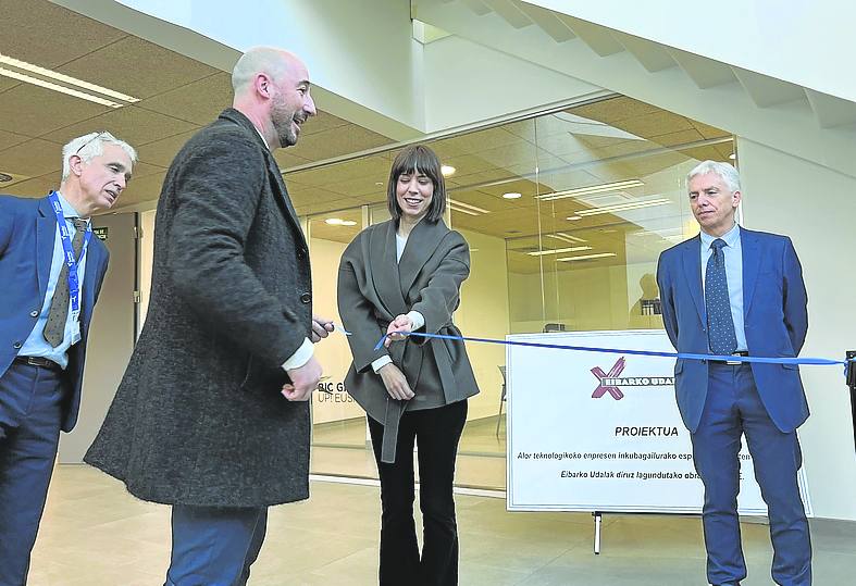 Iraola y Murant proceden al corte de la cinta de las salas y laboratorios dedicados a la nueva incubadora abierta en Tekniker.