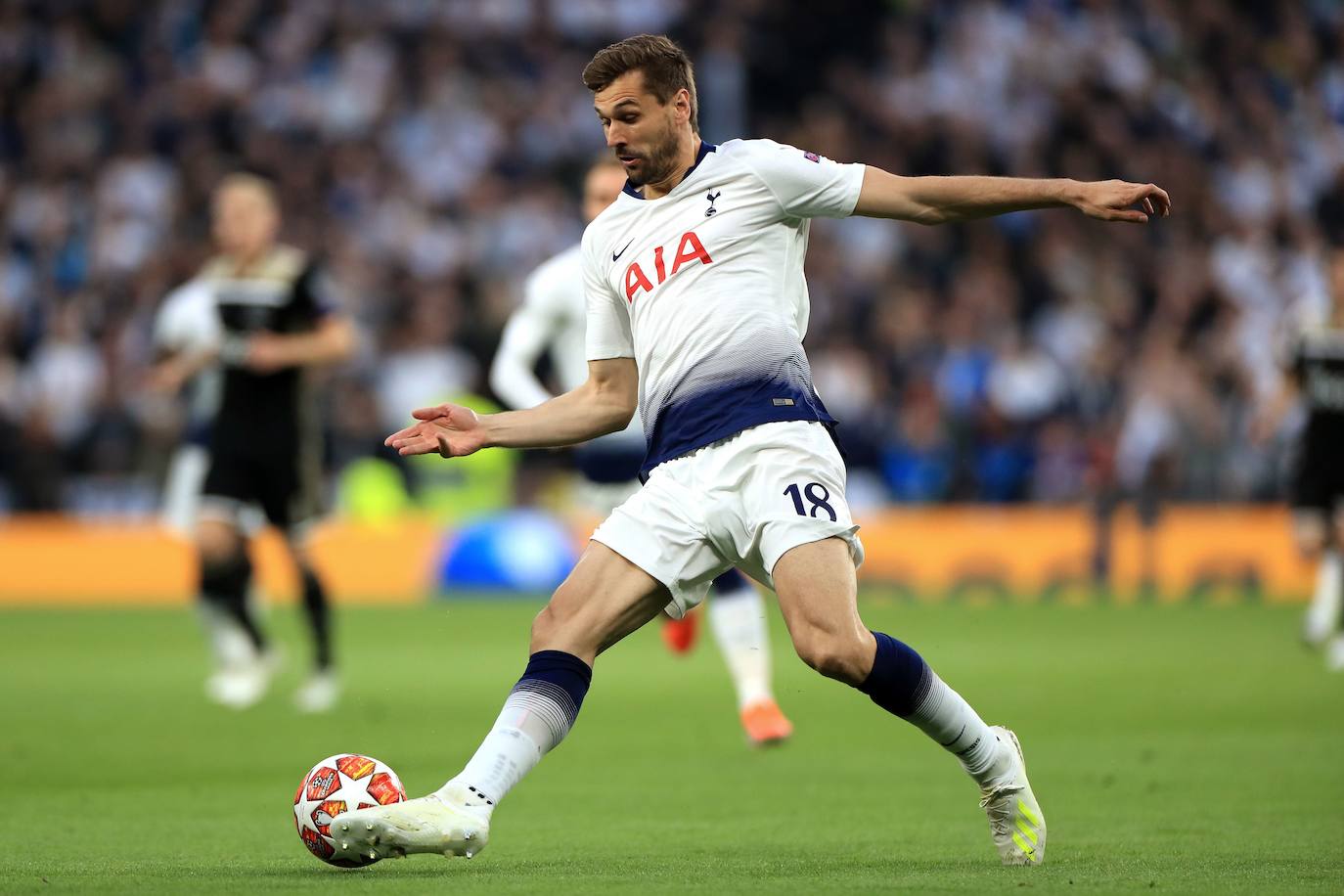 En la temporada 2019/2020, Llorente fichó por uno de los clubes más importantes de la Premier League. Permaneció poco tiempo, pero llegó a jugar una final de la Champions.