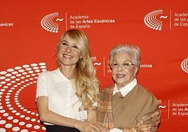 La presidenta de la Academia de Artes Escénicas, Cayetana Guillén Cuervo, y Lola Herrera, que recibirá el Talía de honor, posan juntas en un estreno en marzo de 2022.