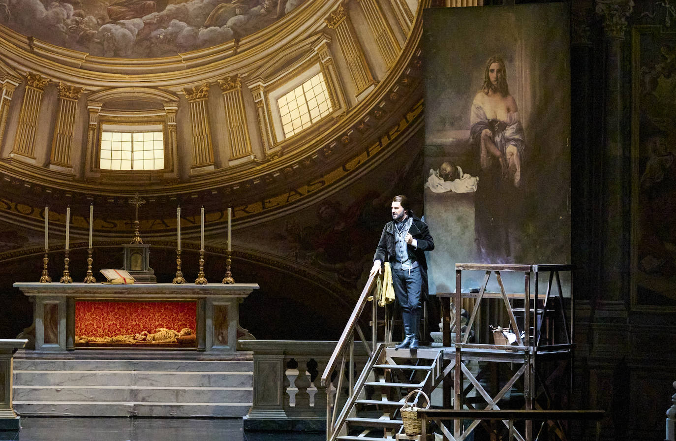 El tenor italiano Roberto Anorica, en el rol de Mario Cavaradossi, junto al retrato de la Virgen que está pintando en la iglesia de Sant' Andrea della Valle, en Roma.