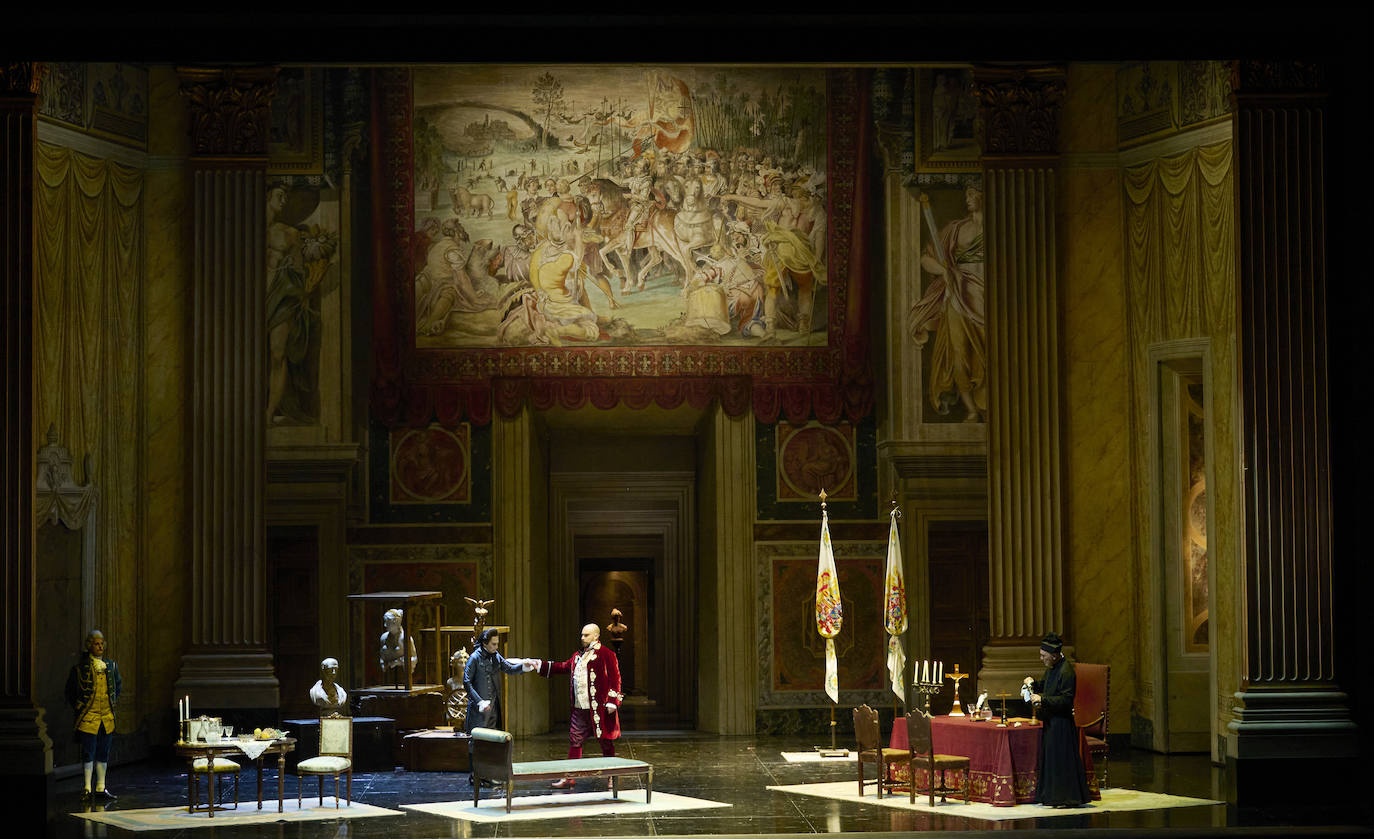 Sala del palacio Farnese, con el barítono italiano Gabriele Viviani (barón Scarpia) en el centro.
