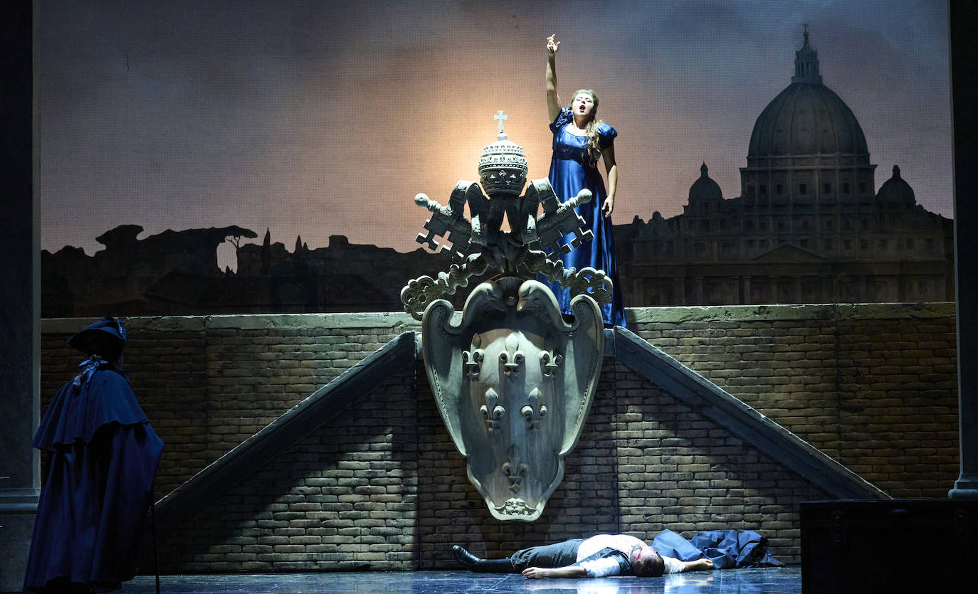 Instante antes de que Tosca (la soprano Oksana Dyka) se tire al vacío desde la terraza del castillo de Sant'Angelo.