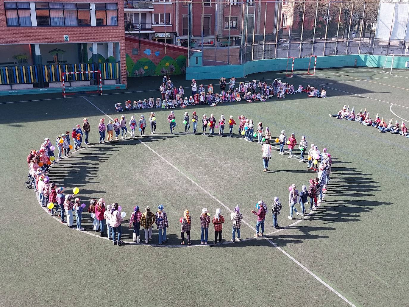 El colegio San José Jesuitak de Durango da la bienvenida a los carnavales